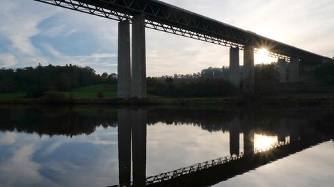 Die Brücke im Sonnenlicht.