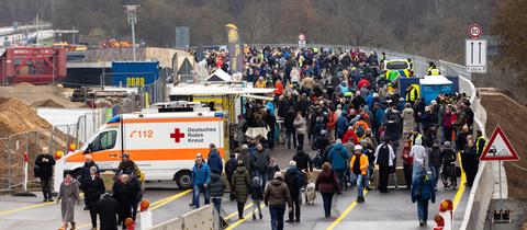 Zur öffentlichen Begehung der Salzbachtalbrücke am Samstag sind zahlreiche Menschen gekommen.