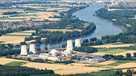 Atomkraftwerk Biblis umgeben von der Landschaft und dem Fluß Rhein. (Luftaufnahme aus einem Flugzeug). 