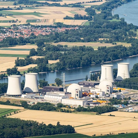 Atomkraftwerk Biblis umgeben von der Landschaft und dem Fluß Rhein. (Luftaufnahme aus einem Flugzeug). 