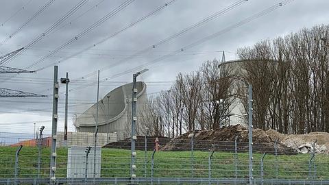 Der Kühlturm in Biblis beim Fallen.