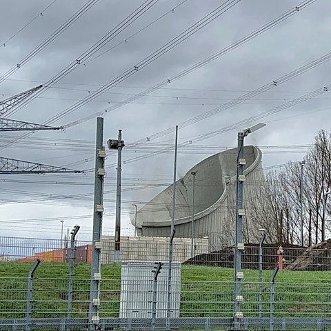 Der Kühlturm in Biblis beim Fallen.