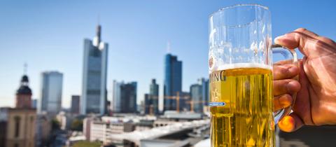 Ein Binding Bier im Glas vor der Frankfurter Skyline.