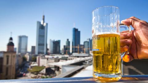 Ein Binding Bier im Glas vor der Frankfurter Skyline.