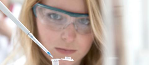 Biotest-Mitarbeiter im Labor beim Pipettieren