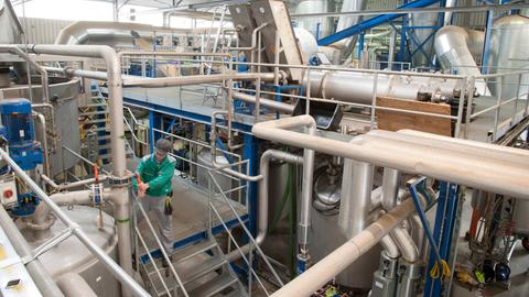 In dieser Fabrikhalle wird aus dem Gras das Kunststoff-Granulat hergestellt.