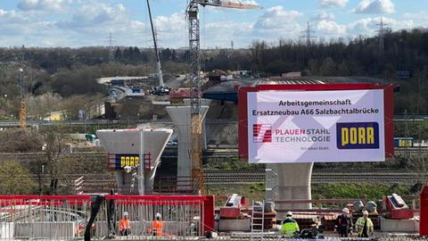 Das vierte Teilstück der Salzbachtalbrücke wird eingeschoben.