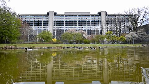 Der Betonbau - Zentrale der Deutschen Bundesbank in Frankfurt - spiegelt sich in einem Weiher.