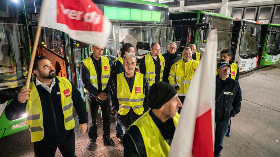 Private Busfahrer stimmen für unbefristete Streiks - hessenschau.de
