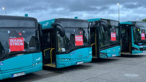 Buss im Depot mit "Warnstreik"-Aufkleber