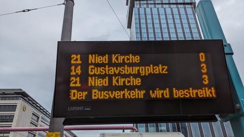 Infoscreen an Bushaltestelle in Frankfurt mit Aufschrift: "Der Busverkehr wird bestreikt"