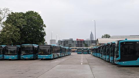 Abgestellte Busse im Betriebshof Rebstock in Frankfurt.