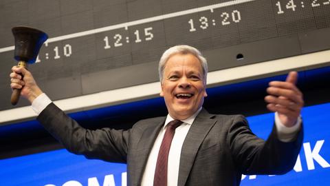 Manfred Knof, Vorstandsvorsitzender der Commerzbank, läutet an der Deutschen Börse die Eröffnungsglocke. 