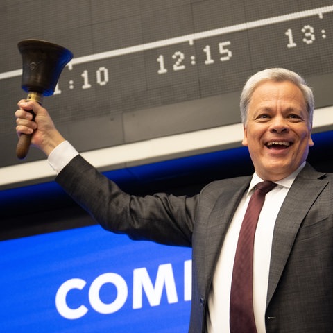 Manfred Knof, Vorstandsvorsitzender der Commerzbank, läutet an der Deutschen Börse die Eröffnungsglocke. 