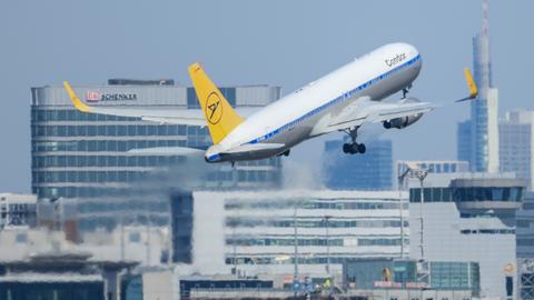 Ein Condor-Flieger startet am Frankfurter Flughafen.