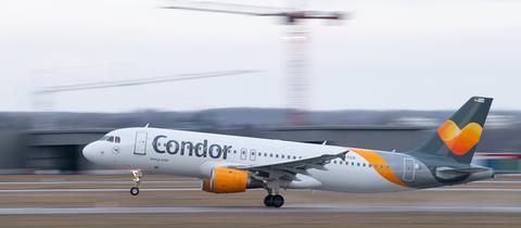 Ein Condor-Airbus A320 hebt ab. 
