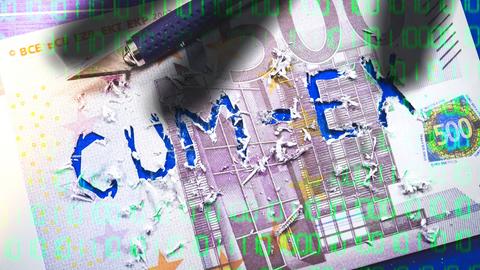 In einen 500 Euro-Schein sind die Worte "Cum-Ex" mit einem Cuttermesser, das daneben liegt, eingeritzt.