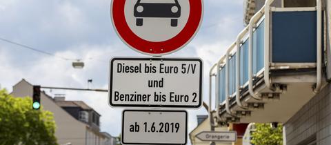 Hinweisschilder auf das Darmstädter Dieselfahrverbot
