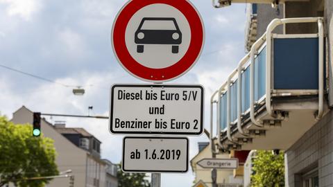 Hinweisschilder auf das Darmstädter Dieselfahrverbot