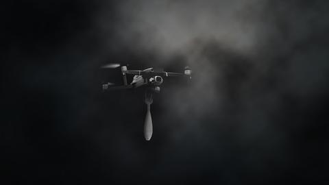 Eine Drohne fliegt mit einer Bombe durch einen schwarzen Raum.