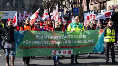 Für eine bessere Entlohnung demonstrieren Beamte im Rahmen eines Demonstrationszuges durch die Frankfurter Innenstadt und halten ein Banner mit der Aufschrift "Beamtinnen und Beamte für einen starken Tarifabschluss".