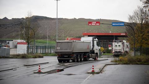 Zwei Lastwagen stehen an der Einfahrt der Deponie Büttelborn (Archivbild.)