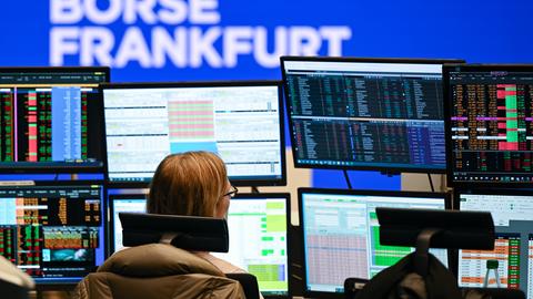 Frankfurt: Eine Wertpapierhändlerin blickt auf ihre Monitore.
