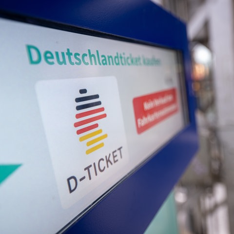 Eine Anzeigetafel am Frankfurter Hauptbahnhof macht Werbung für das Deutschlandticket