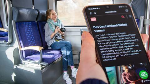 Muster eines Deutschlandtickets auf einem Smartphone im Rgeionalzug