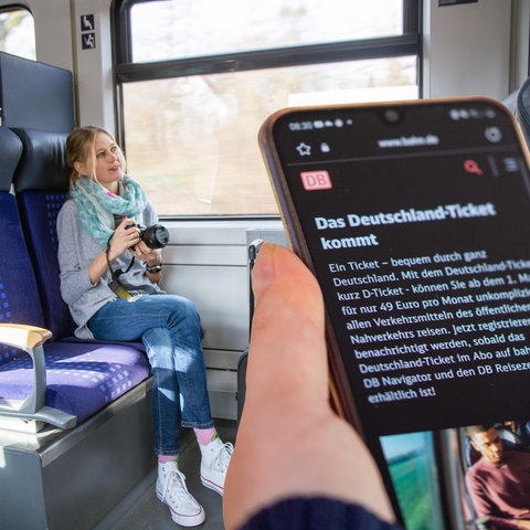 Muster eines Deutschlandtickets auf einem Smartphone im Regionalzug