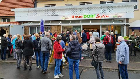 Kunden stehen vor dem Dorfladen in Crainfeld 