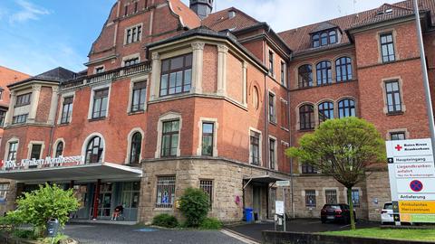 Der Haupteingang in das Gebäude des DRK-Klinikums in Kassel.