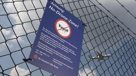 Schild mit der Aufschrift "No Drone Zone" am Frankfurter Flughafen