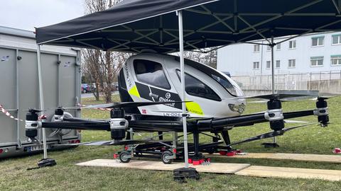 Eine große Drohne mit mehreren Rotoren kann Ärzte oder Patienten transportieren - ohne Pilot