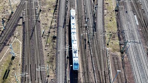 Blick auf Gleisanlagen mit Zug (Aufnahme mit Drohne)