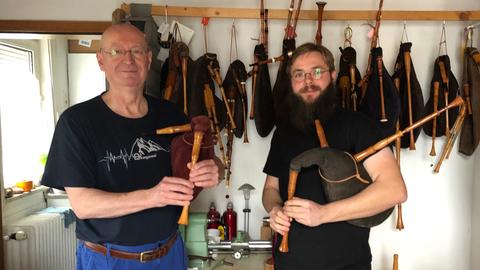 Dudelsackbauer Jürgen Ross (links) und sein Nachfolger Benjamin Korb