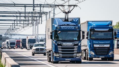 Ein Hybrid-Lkw hat an die Oberleitung auf der A5 angedockt