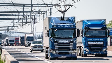 Ein Hybrid-Lkw hat an die Oberleitung auf der A5 angedockt