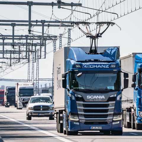 Ein Hybrid-Lkw hat an die Oberleitung auf der A5 angedockt