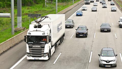 Auf dem E-Highway zwischen Frankfurt und Darmstadt ist ein Oberleitungs-Lkw unterwegs.