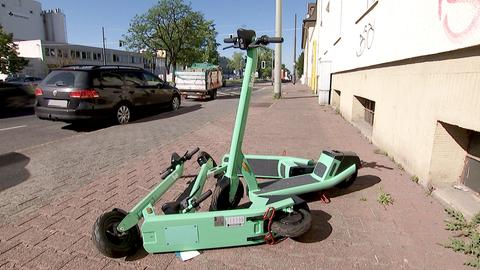 Wild auf einem Gehweg abgestellte E-Scooter in Frankfurt 