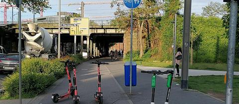 Wild auf einem Rad- und Gehweg abgestellte E-Scooter in Frankfurt 