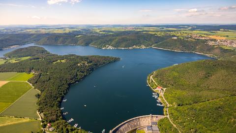 Der Edersee mit Staumauer aus der Luft aufgenommen.