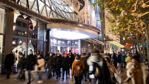 Passanten gehen vor dem Einkaufszentrum MyZeil entlang