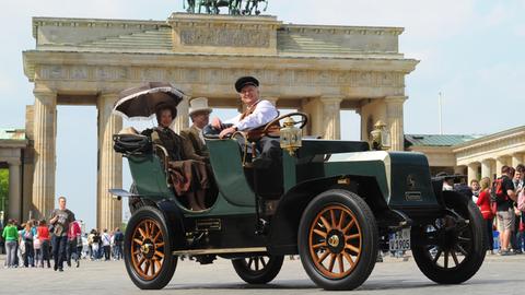 Ein Nachbau der "Elektrischen Viktoria", einem historischen Elektroauto, steht am Freitag ( 30.04.2010) in Berlin am Brandenburger Tor auf dem Pariser Platz. 