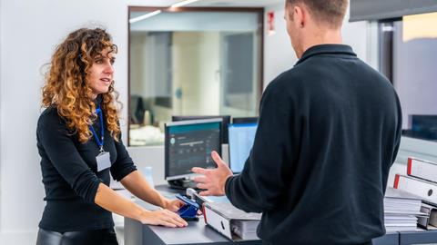 Eine Frau und ein Mann an einem Arbeitsplatz