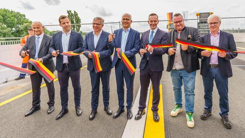 Sie durchschnitten am Sonntag gemeinsam das symbolische Band: Volker Hans, Dezernat Fördermittelmanagement Stadt Mainz, Nino Haase (parteilos), Oberbürgermeister von Mainz, Gert-Uwe Mende (SPD), Oberbürgermeister von Wiesbaden, Tarek Al-Wazir (Grüne), Verkehrsminister von Hessen, Volker Wissing (FDP), Bundesverkehrsminister, Andy Becht (FDP), Verkehrsstaatssekretär in Rheinland-Pfalz, und Ulrich Neuroth, Direktor der Niederlassung West der Autobahn GmbH.