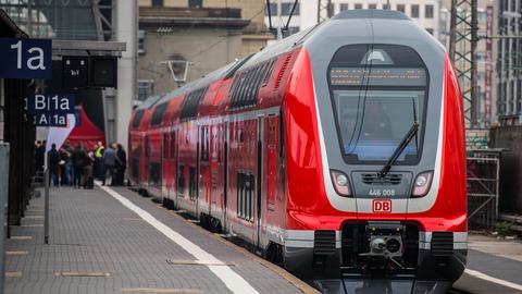 Ein Zug der Riedbahn an einem Bahnhof