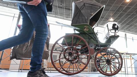 Ein Flocken Elektrowagen aus dem Jahr 1888, das nach Angaben des Ausstellers erste Elektrofahrzeug der Welt.