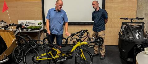 Gunnar Fehlau von pressedienst-fahrrad präsentiert die "Speedmachine" - ein Liegerad mit E-Motor aus dem Main-Taunus-Kreis.